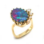 Ring aus Gelbgold mit Opal Doublette und Diamant