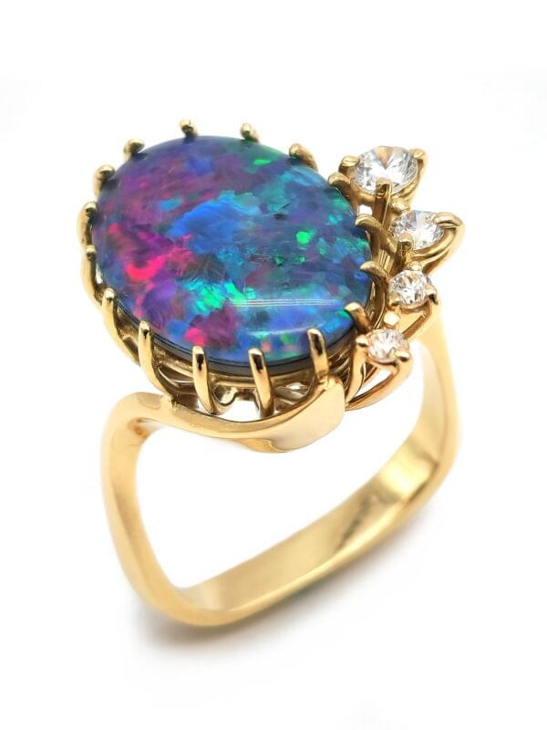 Ring aus Gelbgold mit Opal Doublette und Diamant