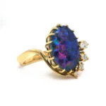 Ring aus Gelbgold mit Opal Doublette und Diamant
