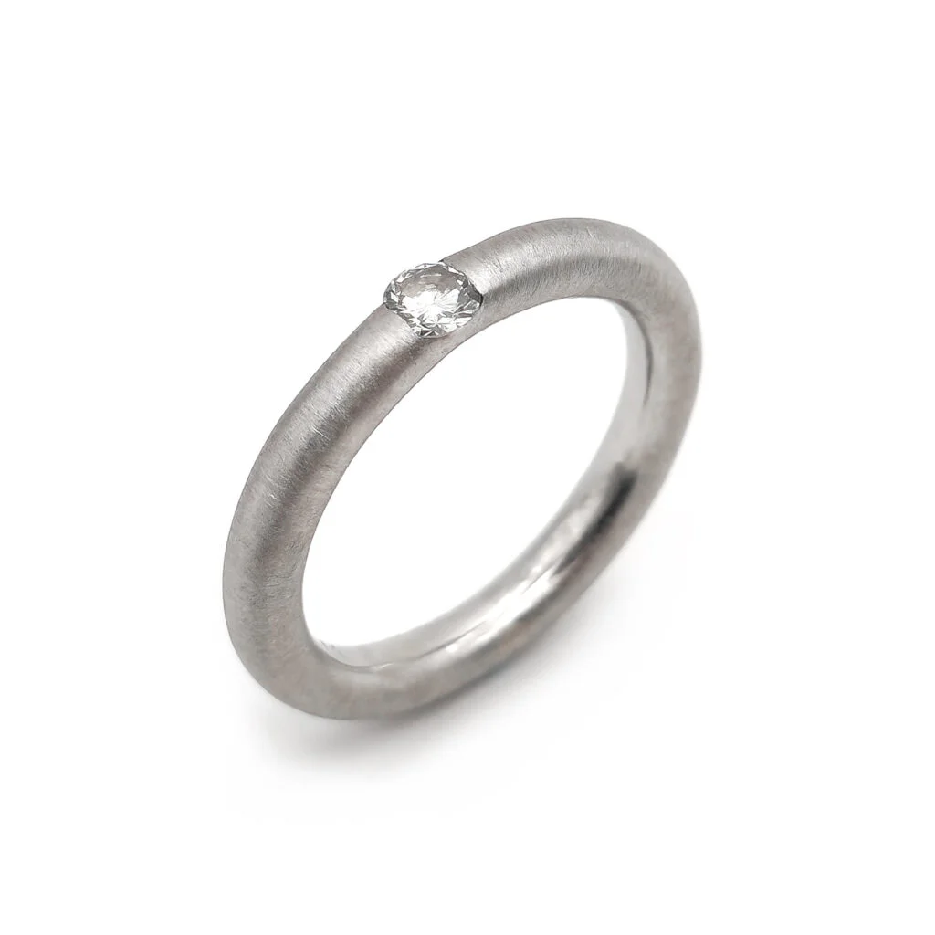 Solitär Platinring massiv mit Diamant
