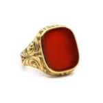 Opulenter Herrenring mit Karneol