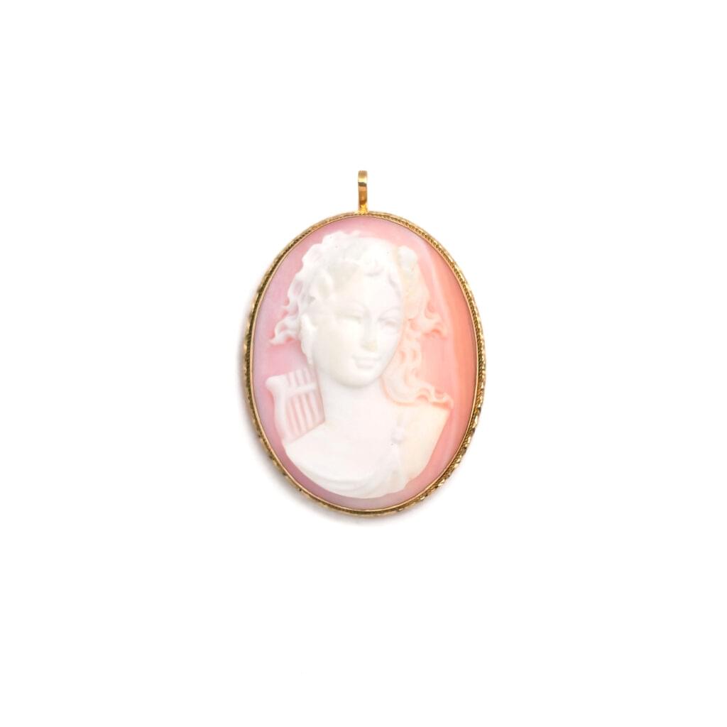 Brosche/Anhänger aus Muschelgemme in Gold