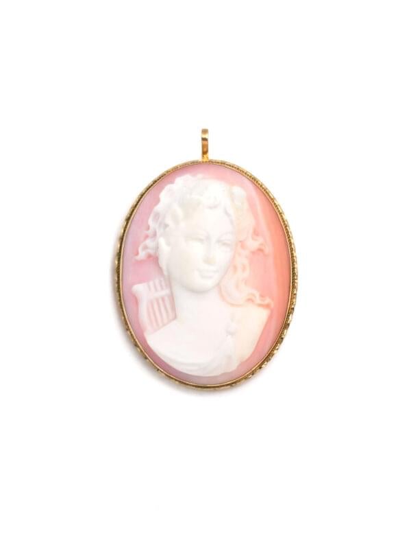 Brosche/Anhänger aus Muschelgemme in Gold