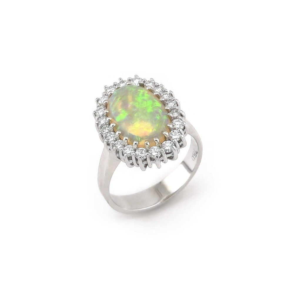 Edler Cocktailring mit Opal und Diamanten 750er