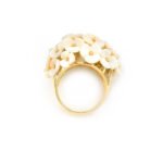 Perlmutt Blüten Ring aus 585er Gelbgold