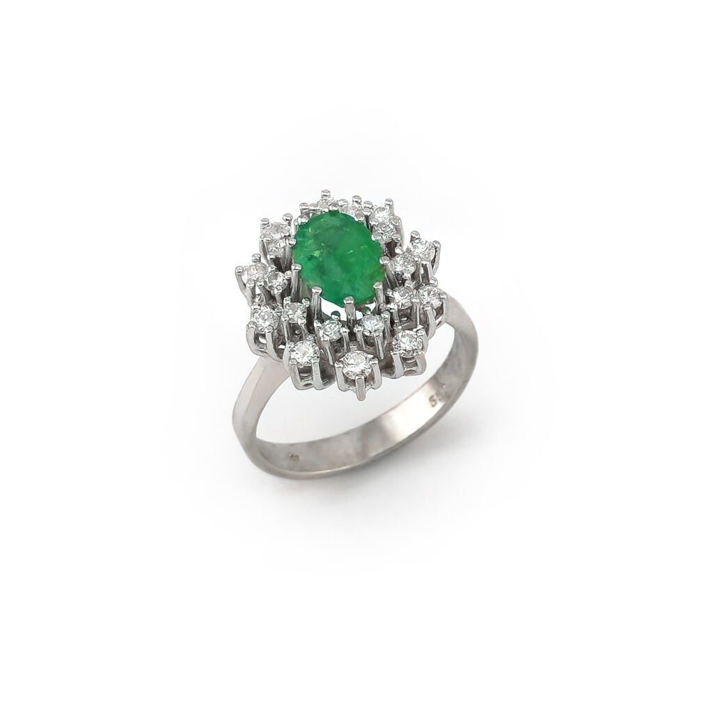 Smaragdring Oval in 585er Weissgold mit Diamanten