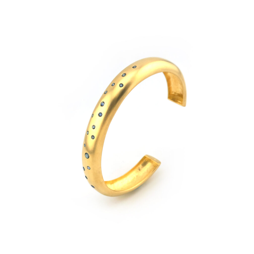 Designer Armreif aus 750er Gold mit Saphiren