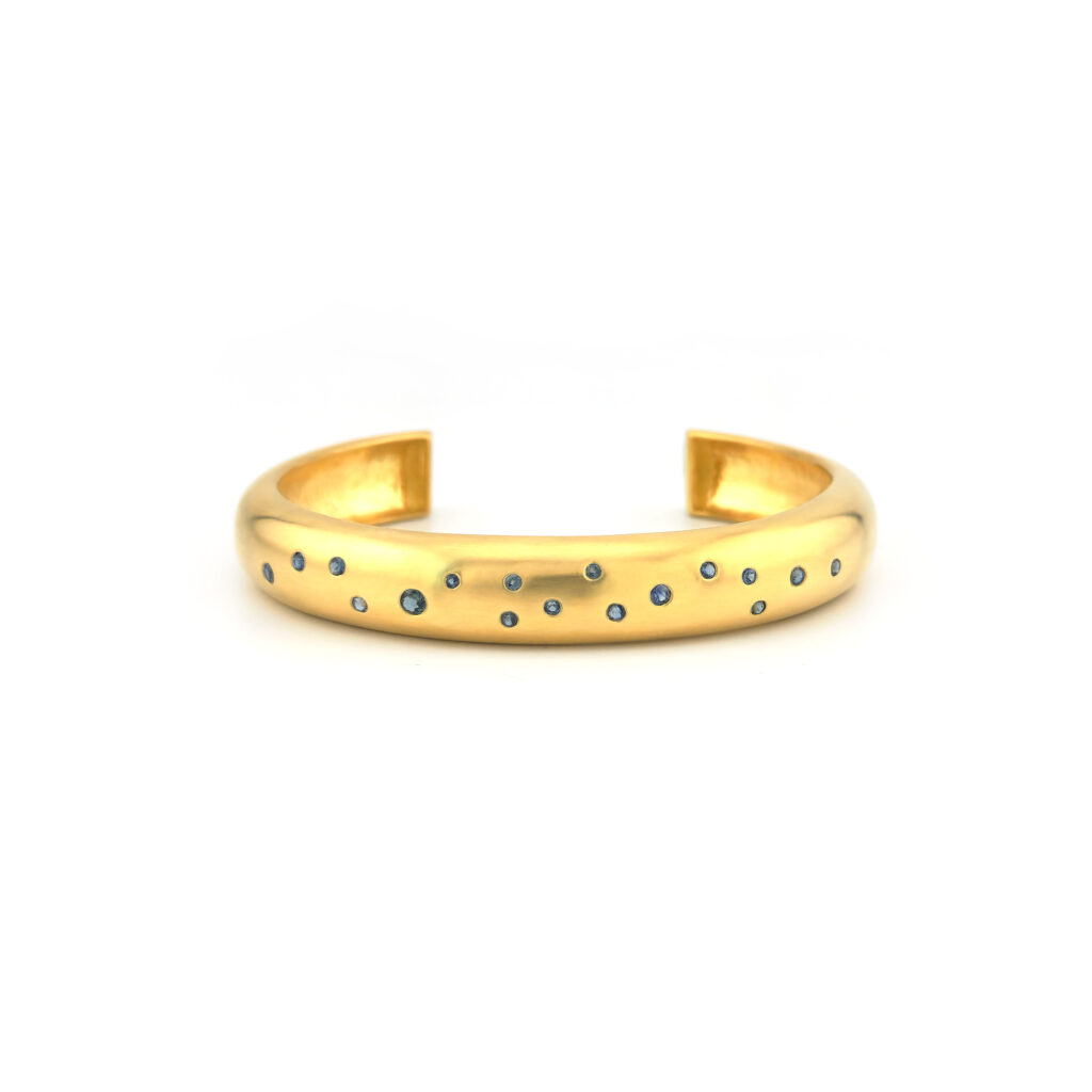 Designer Armreif aus 750er Gold mit Saphieren (2)