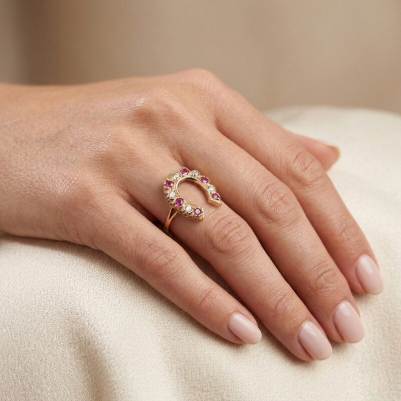 Rubin Hufeisenring 585er Gold mit Diamant 0,25 ct. 6 Rubin Hufeisenring 585er Gold mit Diamant 0,25 ct.